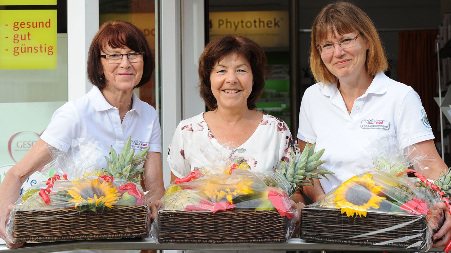 3-x-25-Jahre-in-der-Engel-Apotheke v.l.n.r. Ludwiga Arnold, Helene Palme, Cornelia Knoch Die Jubilarinnen vor der Engel-Apotheke